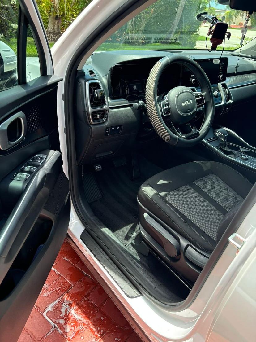 The same Kia Sorento cabin with a clean floor after the interior detail